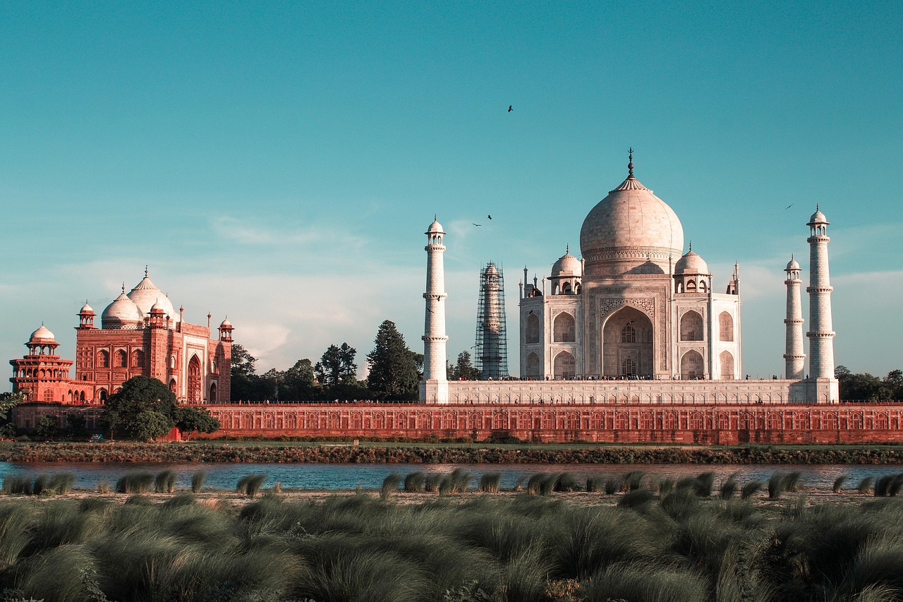 La visa normal se puede solicitar a través de la Embajada de la India  de la India o el Consulado de la India en su país...